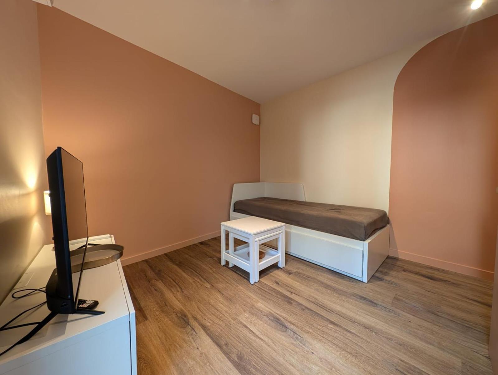 Apartment 4 *